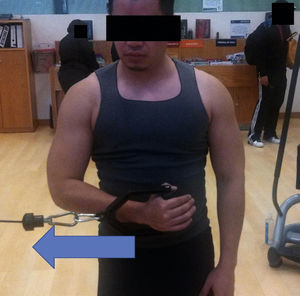 Eccentric exercise for external rotators with pulley in neutral point.